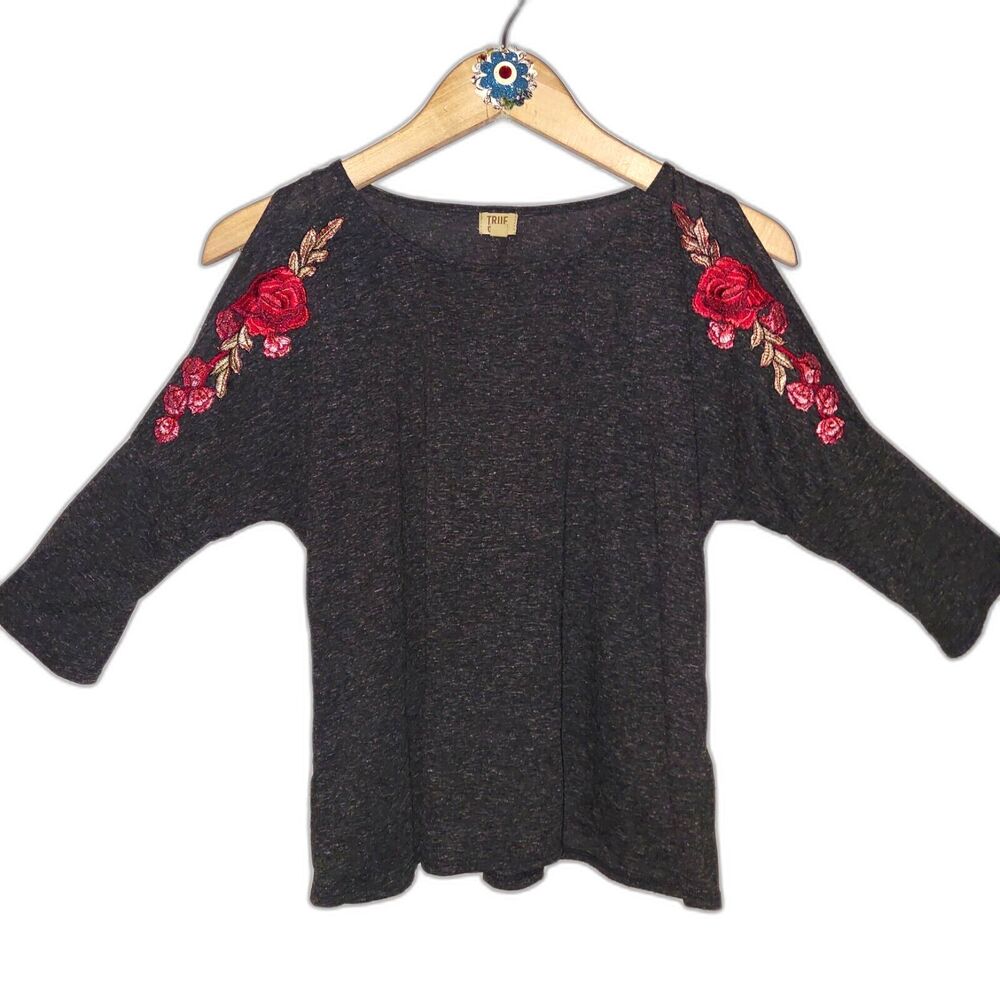 True Craft Cold Shoulder T Shirt Jersey S Gray Applique Rose Floral